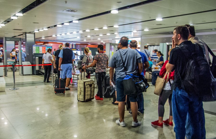 Queues at the baggage check at Sabiha Gökçen Airport