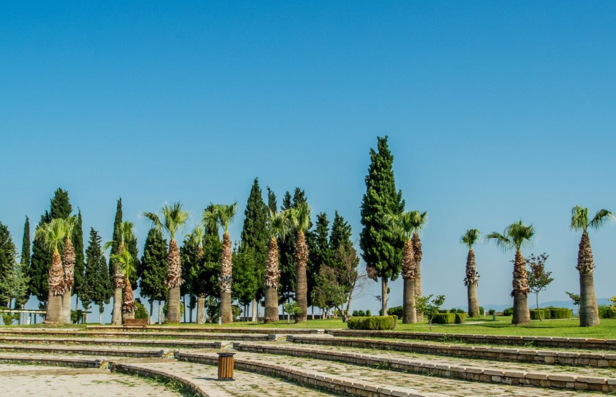 Grünflächen auf dem Gelände von Pamukkale