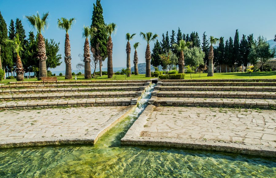 Grünflächen auf dem Gelände von Pamukkale