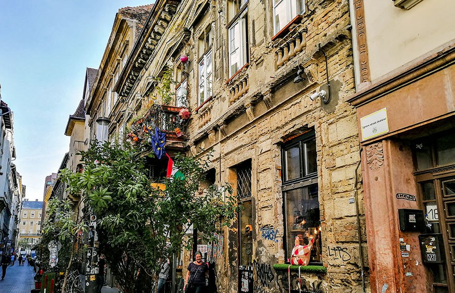ruin bars in Budapest